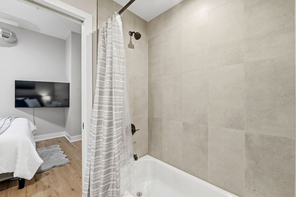 Comfy Condo - Gym Free Parking Modern Amenities