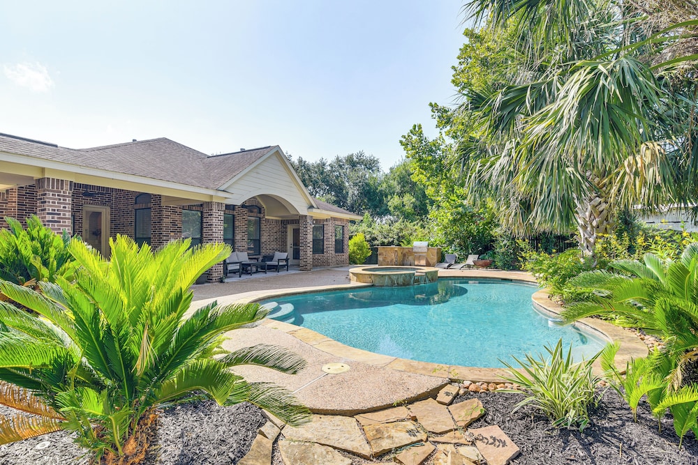 Pool & Hot Tub: Family-friendly Houston Area Home!
