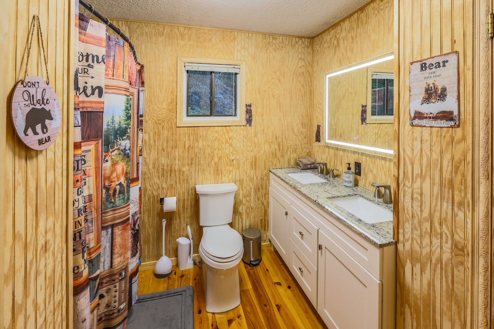 Bear Creek Lodge and Cabins in Helen Ga - Pet Friendly, River on Property, Walking Distance to downtown Helen