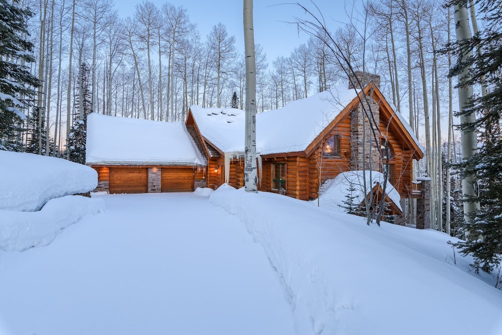 Snowdrift Cabin by Avantstay Breathtaking Home w/ Prime Ski Access view 3