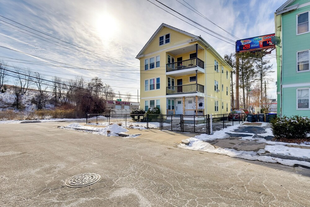 Walk to Roger Williams Park: Apt in Providence!