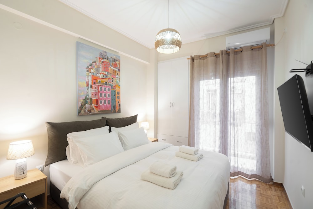 Luxury Comfort in Pagrati - 5 min to Varnava Square