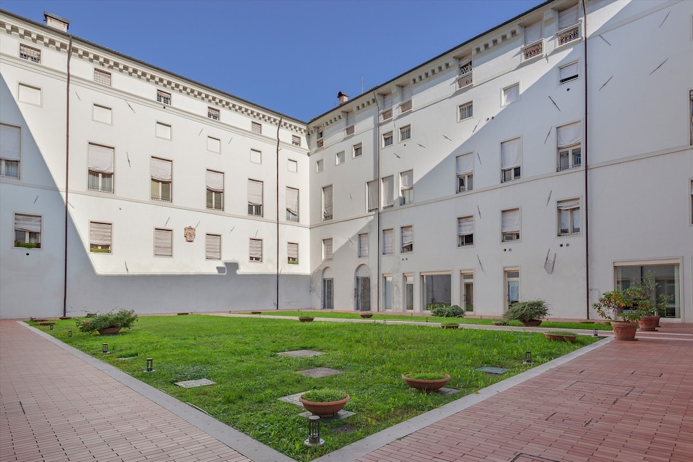 Ex Tribunale Palazzo Bentivoglio Apartment view 5