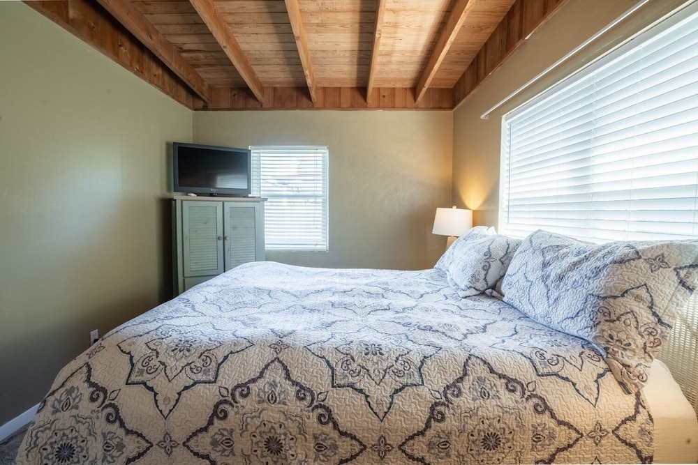 Sunset On The Beach 2 Bedroom Home by RedAwning view 3