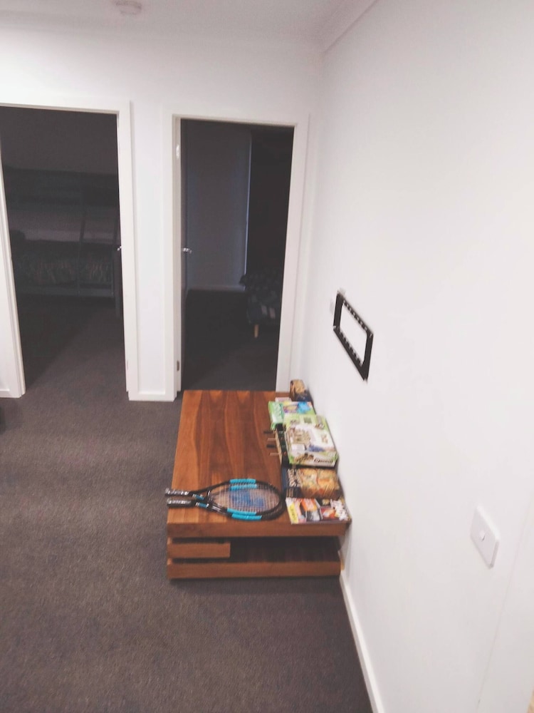 Modern & Cosey 4bedroom House Walk to Beach