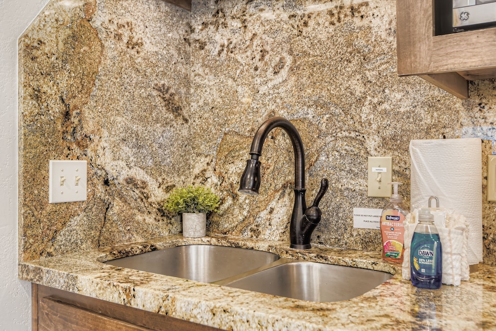 Charming 2br Escape Hot Tub, Bbq & Mountain Comfort 1424 2 Bedroom Condo