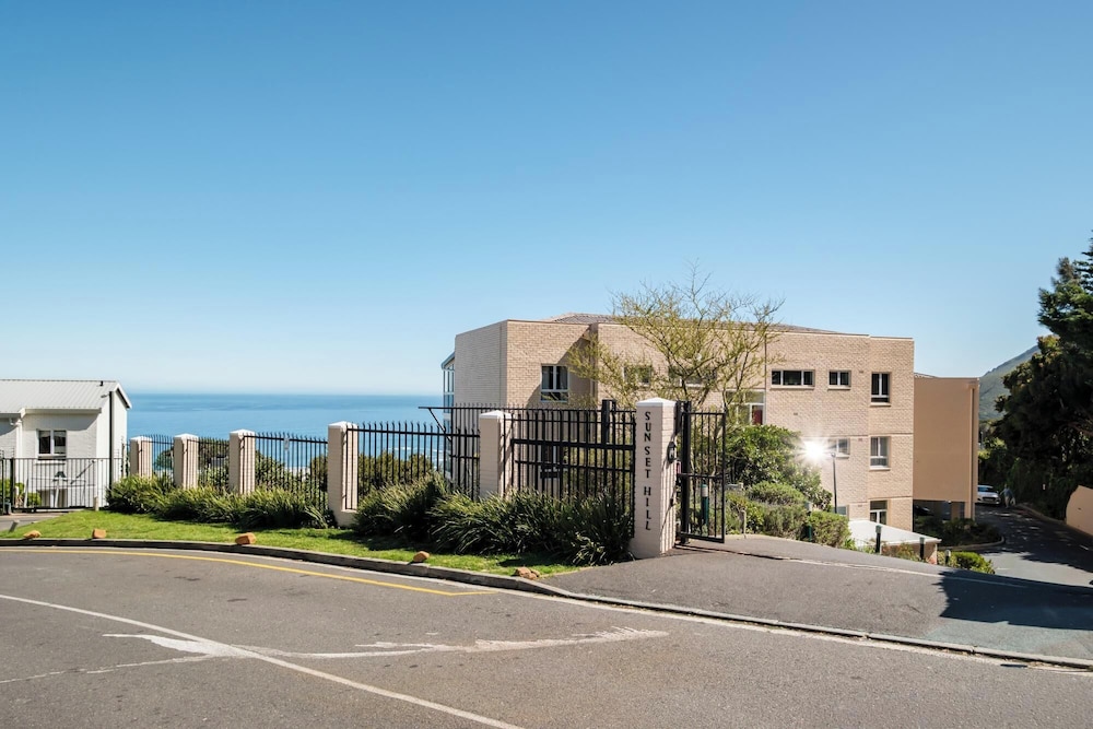 Chic 2bed in Camps Bay w Sea Views Bayview Rise