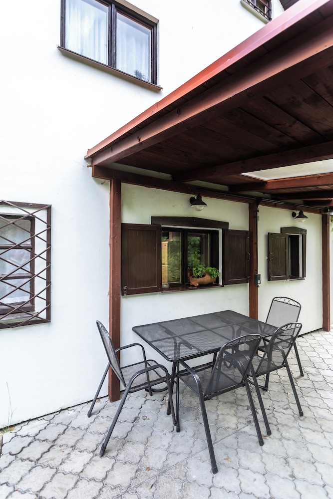 Cottage with pool playground and privacy