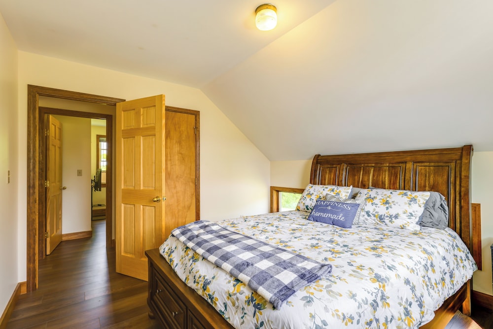 4 Mi to Dtwn Granville: Family Home w/ Deck!