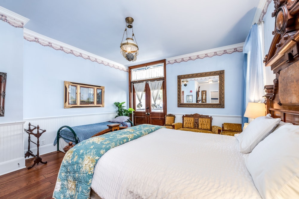 The Dutch Flat Hotel