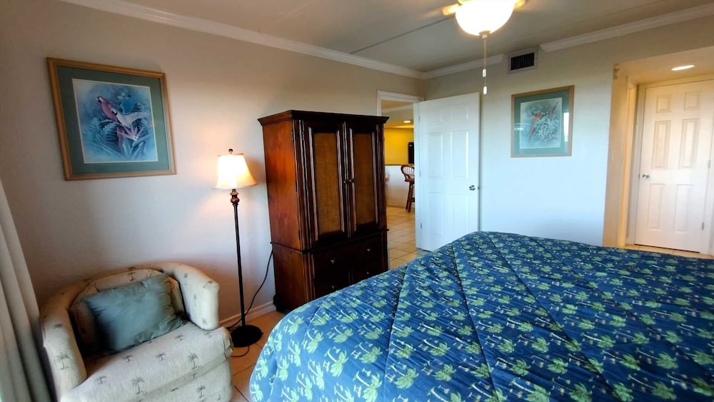 Continental 101 Minium 2 Bedroom Condo by RedAwning view 4