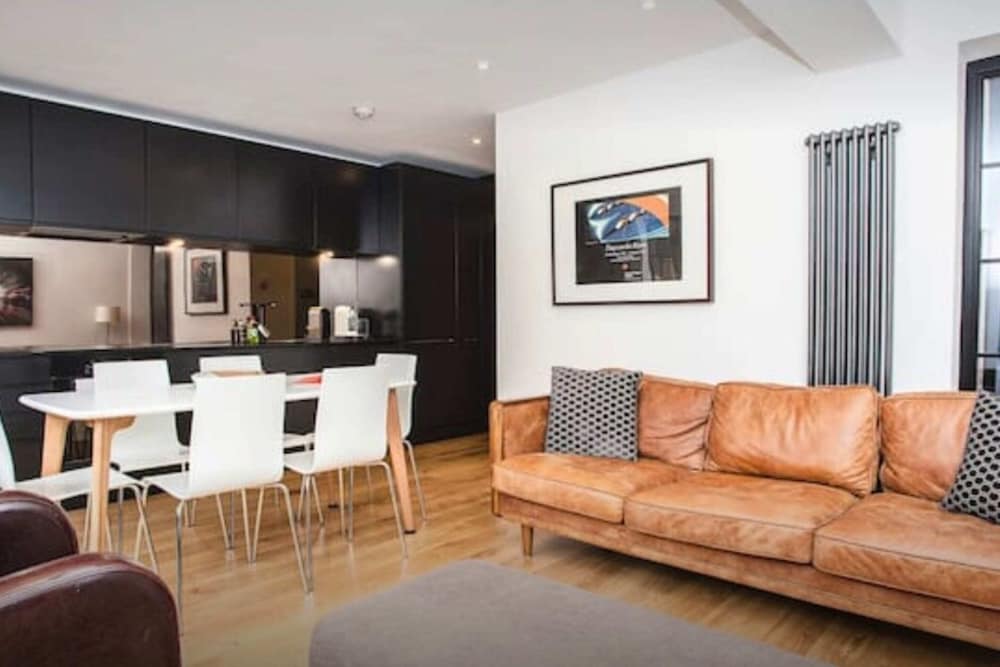 Stylish Newly Refurbished 2 Bedroom Flat With Terrace