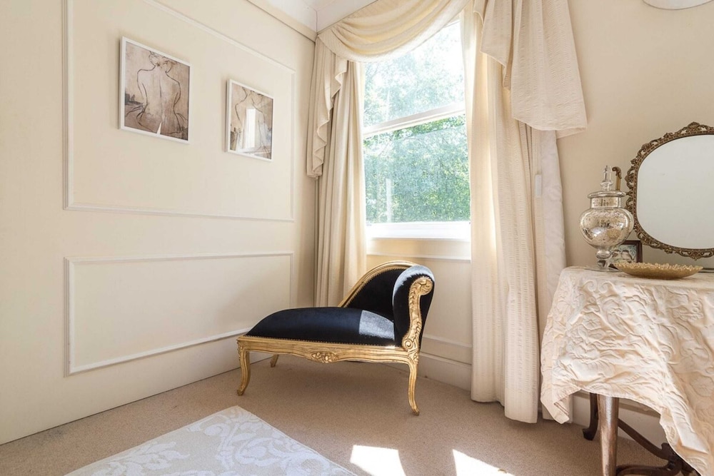 Elegant 3 Bedroom Home Located in South Kensington
