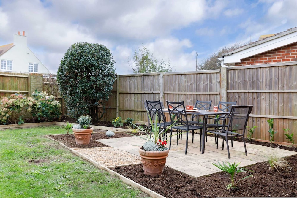 Spacious 4-bed Seaside Retreat in Selsey