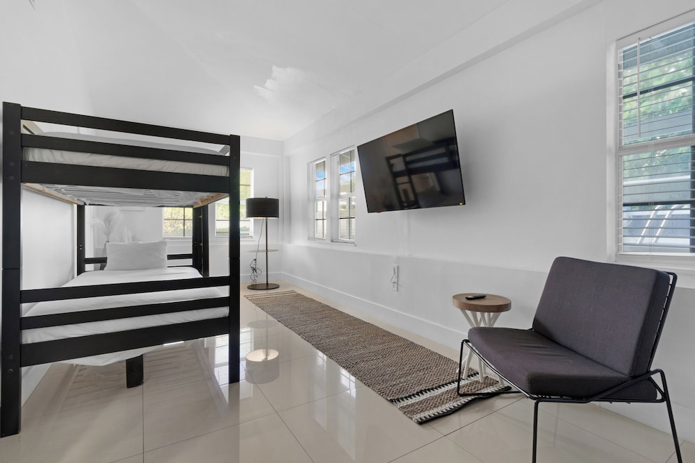 7BD Downtown Oasis Pool