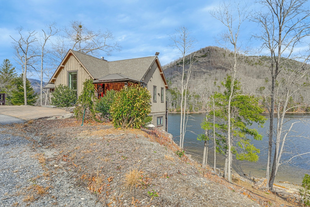 Direct Lake Access & Fire Pit: Tuckasegee Cottage!