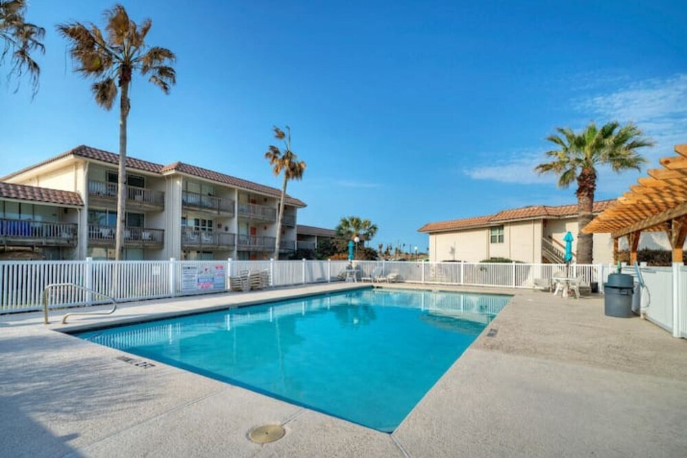 Stay Palm by Avantstay Boardwalk, Pool view 2