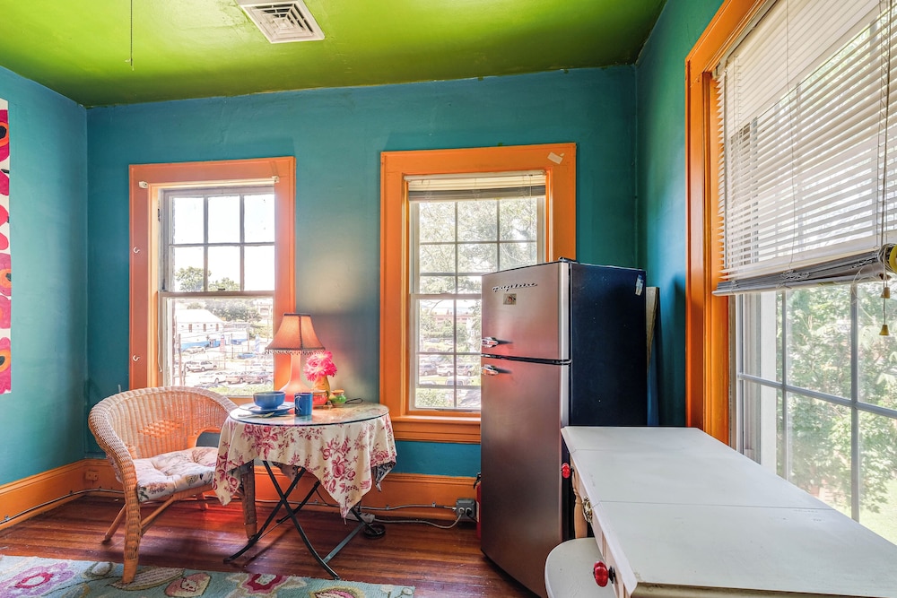 Half-mi to Dtwn: Cozy Roanoke Apt!