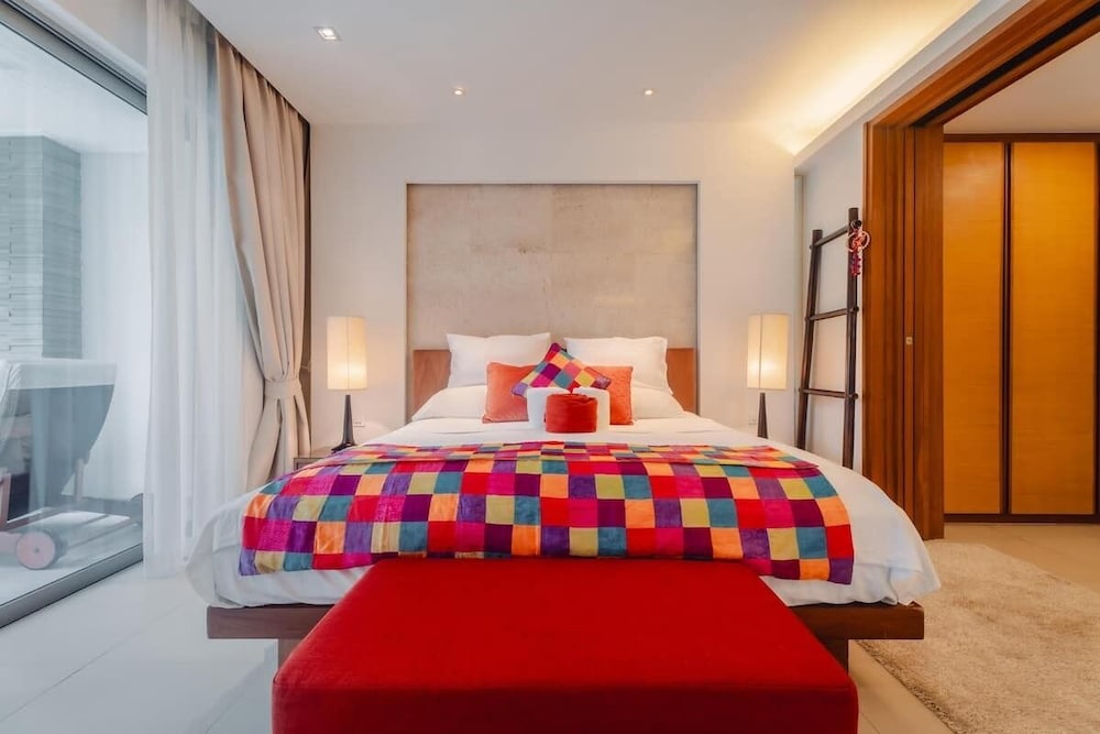 Elegant Beachfront 3BR Condo at Pearl of Naithon
