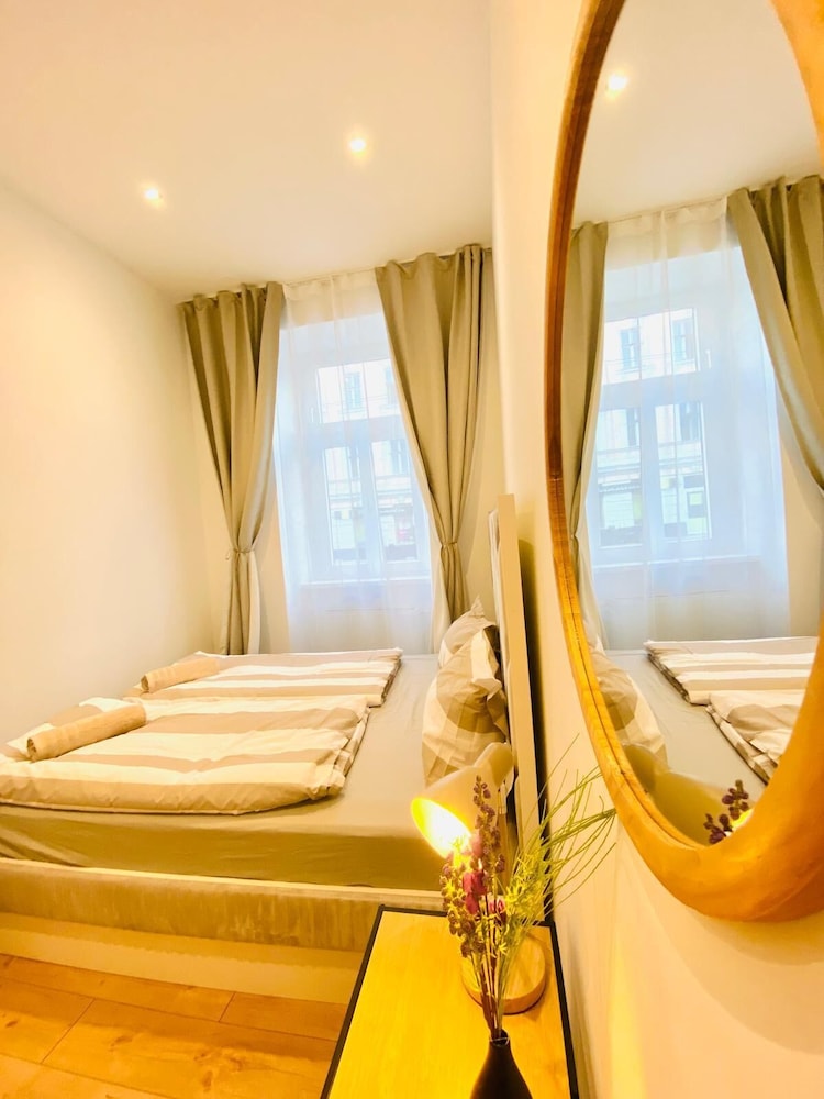 Comfy and Scenic 4BR Stay in Ottakring