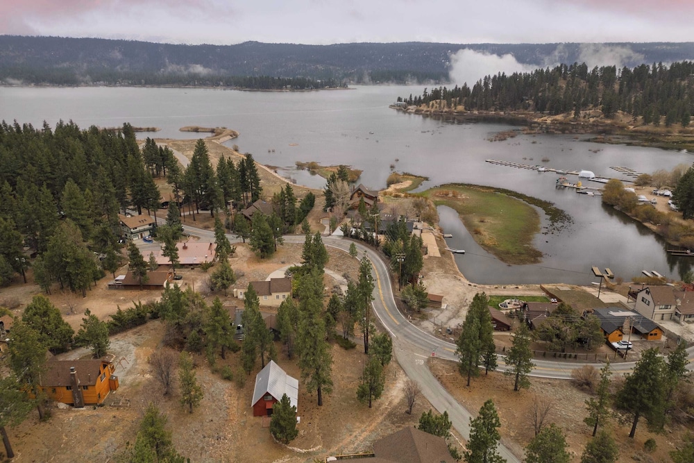 Cozy 2BR Fawnskin Cabin Big Bear Lake, Hiking Trails & Snow Summit Nearby