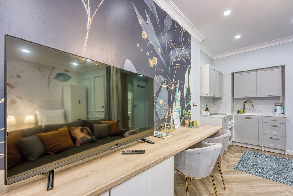 Boutique Downtown Studio with Balcony 1