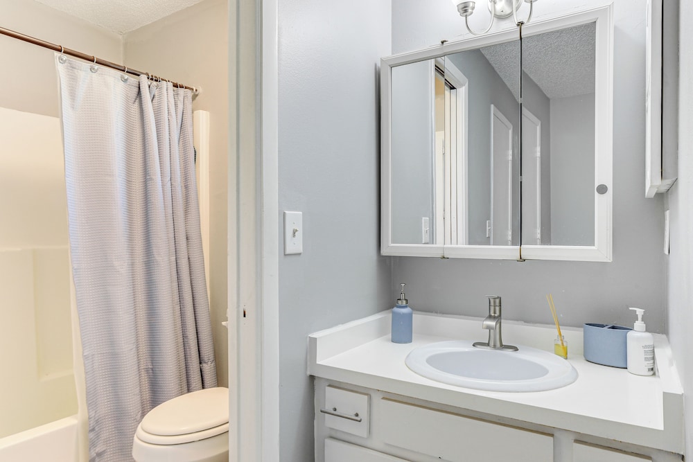 7 Mi to Beach: Cozy Home w/ Yard in Englewood!