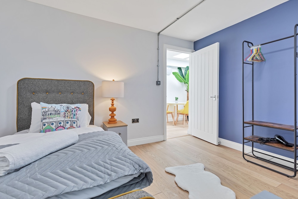 Right On : Bright On Apartment 1A | By My Getaways view 3