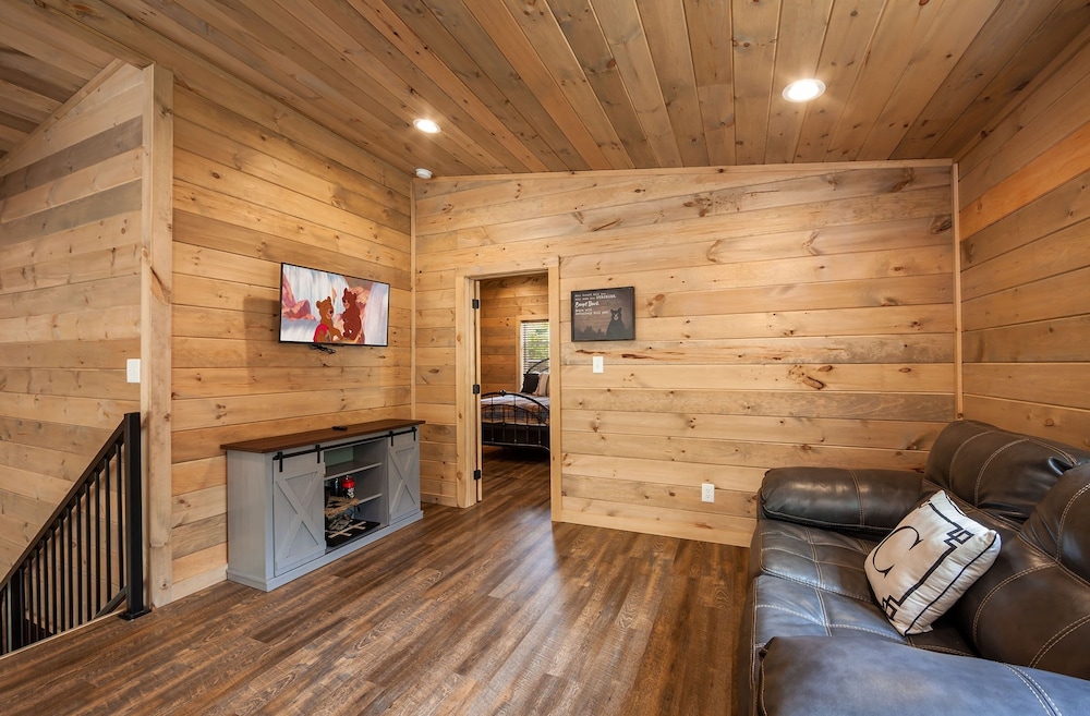 Creekside Manor Too 2 Bedroom Cabin by RedAwning view 3