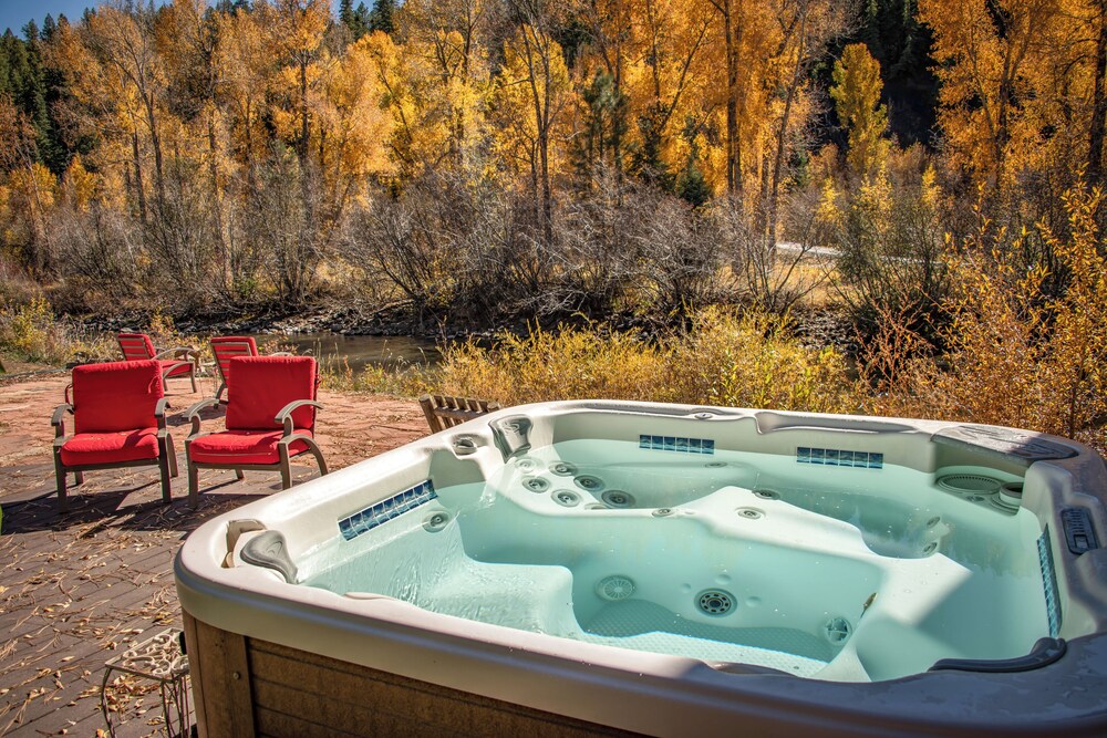 Cozy Home w/ Hot Tub: 7 Mi to Pagosa Hot Springs