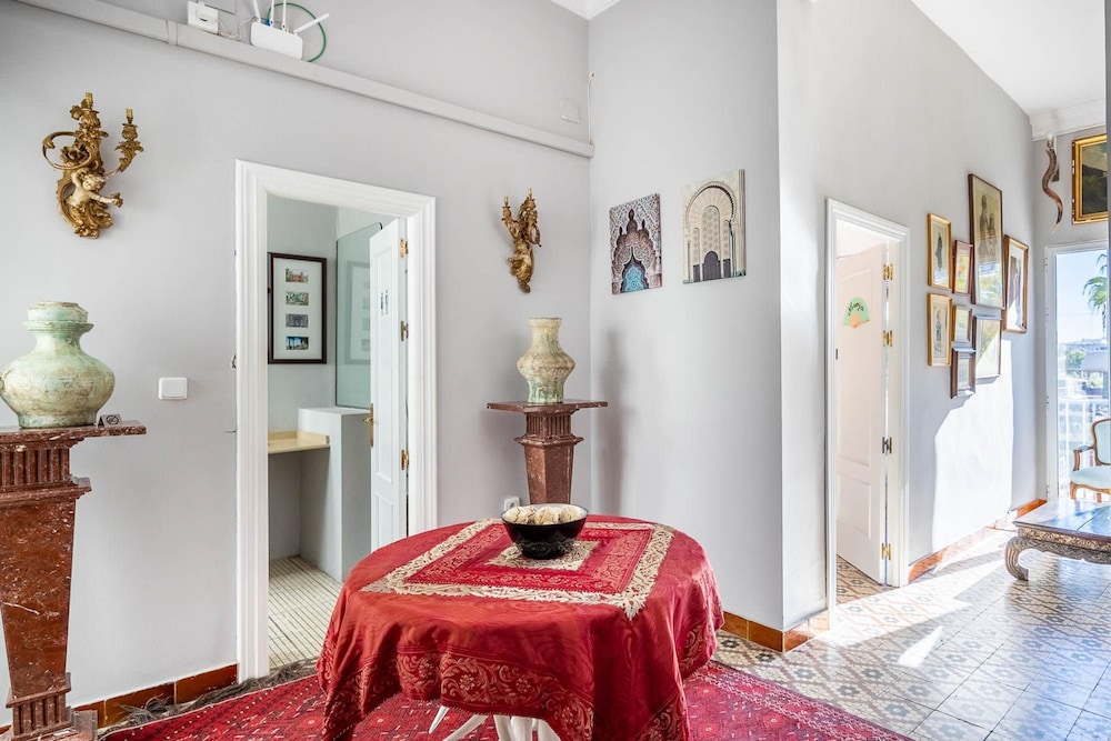 Cheerful 6 Bedroom House in Seville With Terraces