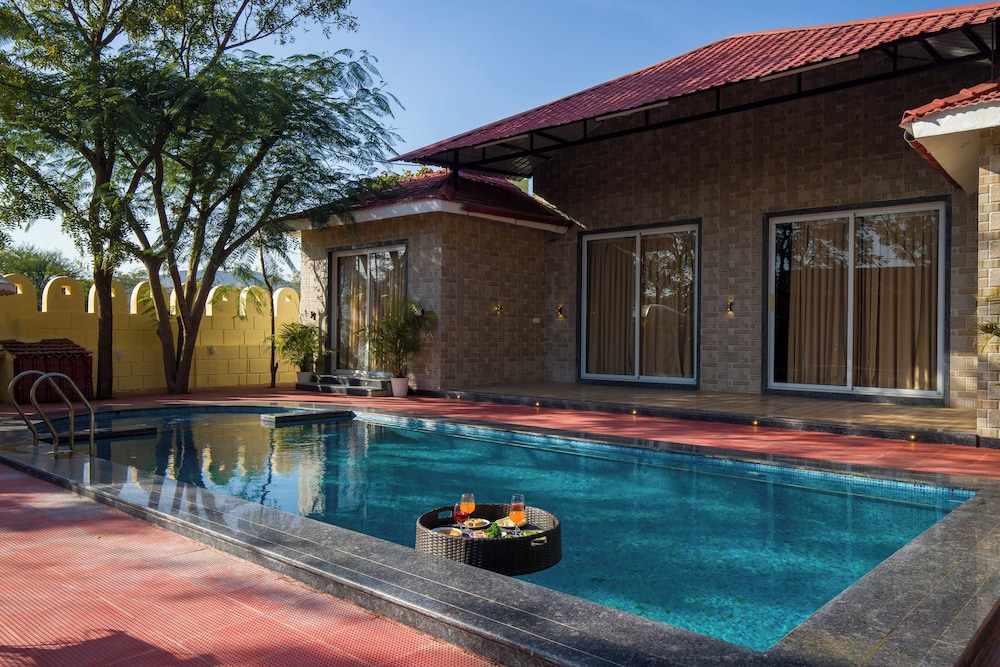 Alaya Stays 5BHK Roohmon's Farm Pvt Pool