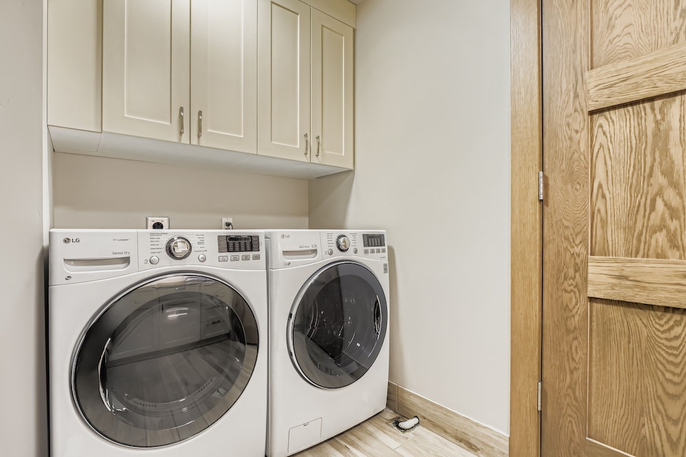 King Road Luxury Lodge, Private Hottub, Game Room, Media Room 45 4 Bedroom Home