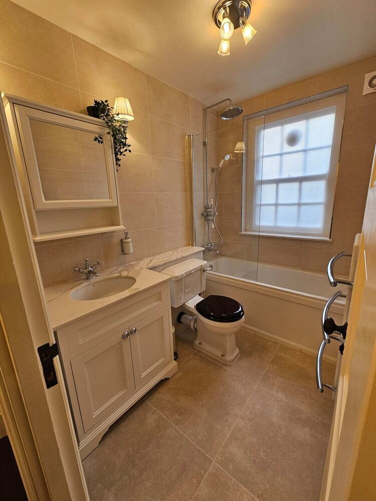 Elegant 3BD Flat Heart of London, Marylebone!