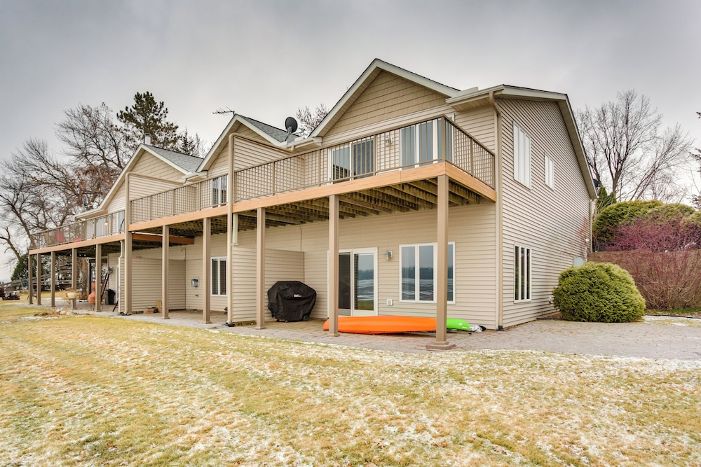 Spacious Lakefront Home w/ Spectacular Views!