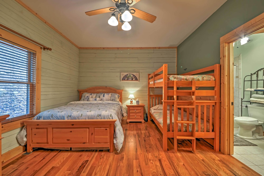 'the Cozy Bear Cabin: Upscale Deck & Mtn Views! view 5