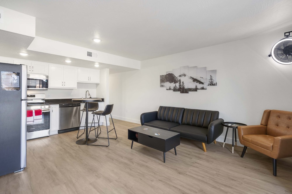 Modern Yote Condo at Roark Creek