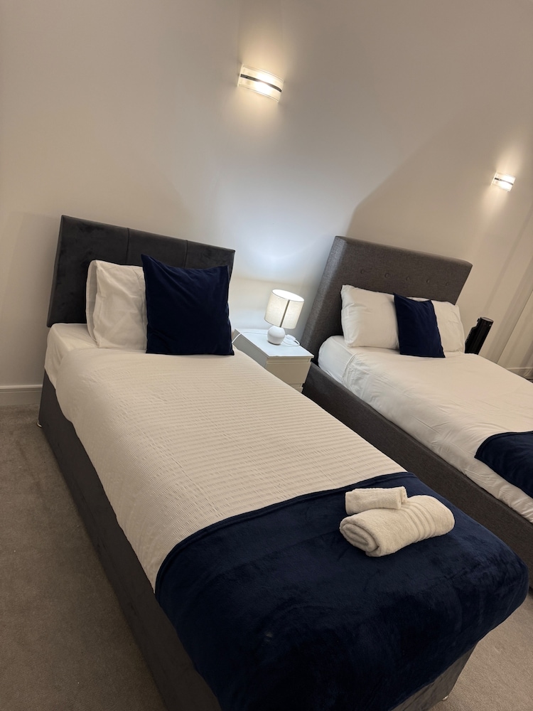 Luxurious Home Near Luton Airport. Suitable for Families and Contractors
