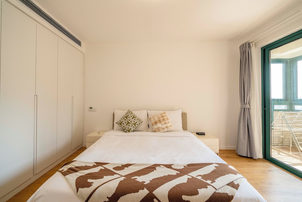 Tyms Spacious 4BR 2BA Apt Xujiahui