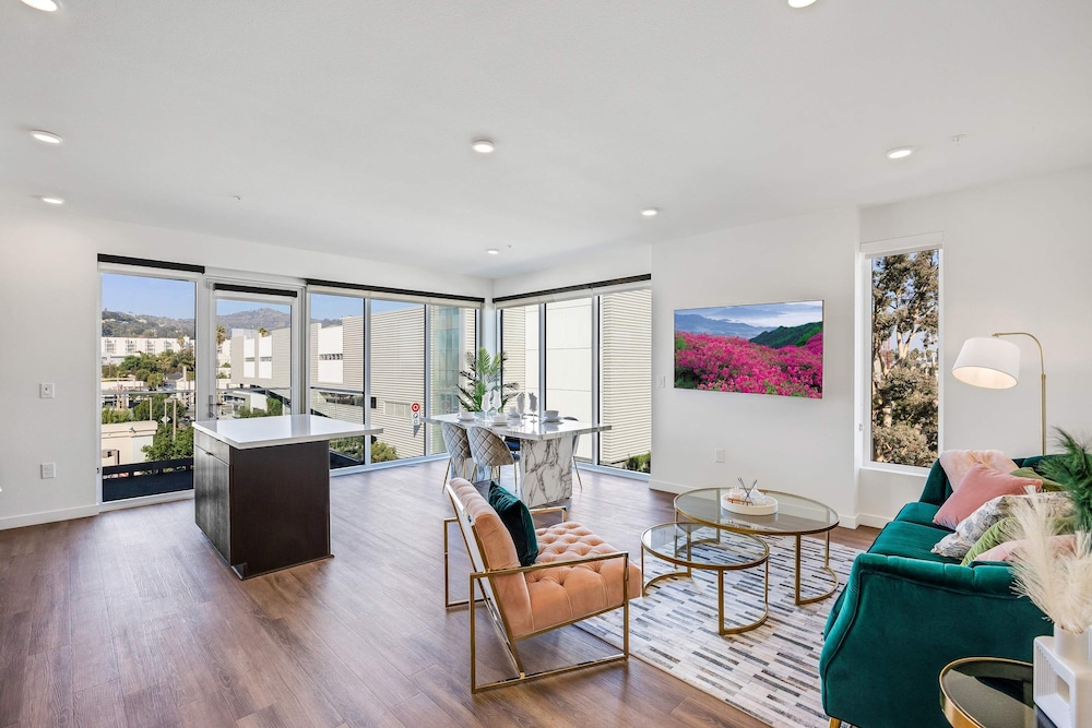 Luxury 2BR Hollywood Sign View by Oneluxstay