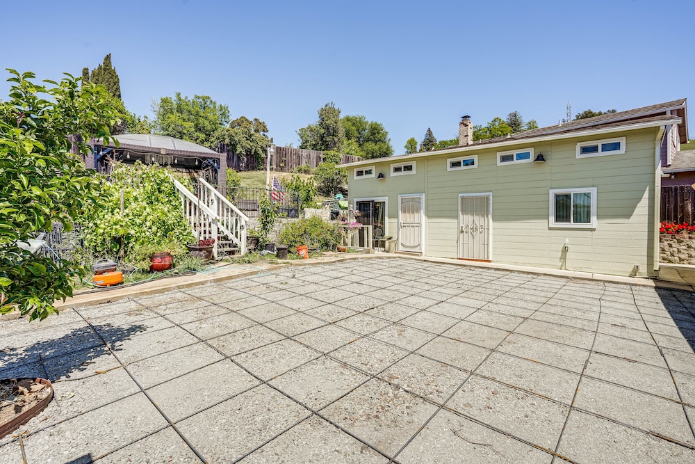 Lush Vallejo Cottage - 20 Mi to Napa Wineries view 2