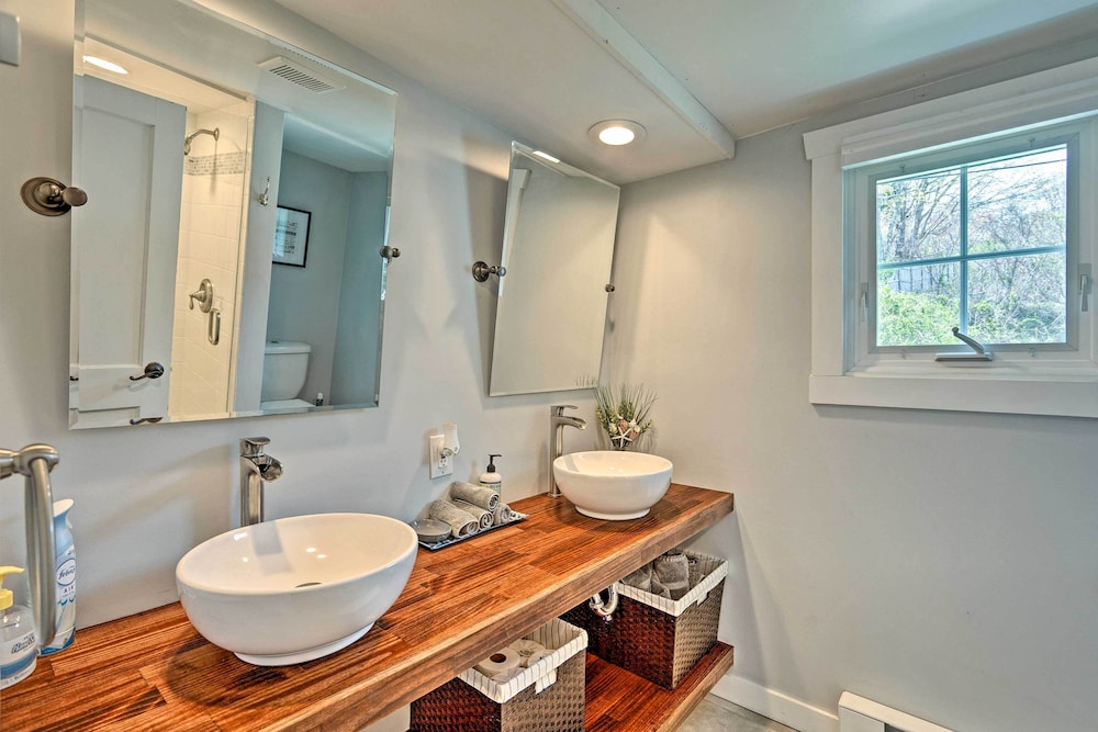 Waterfront Portsmouth Cottage: 8 Mi. From Newport!