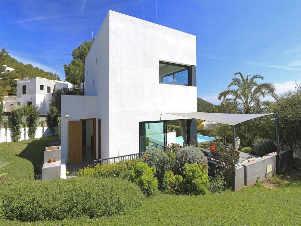 Holiday Home With Manicured Gardens