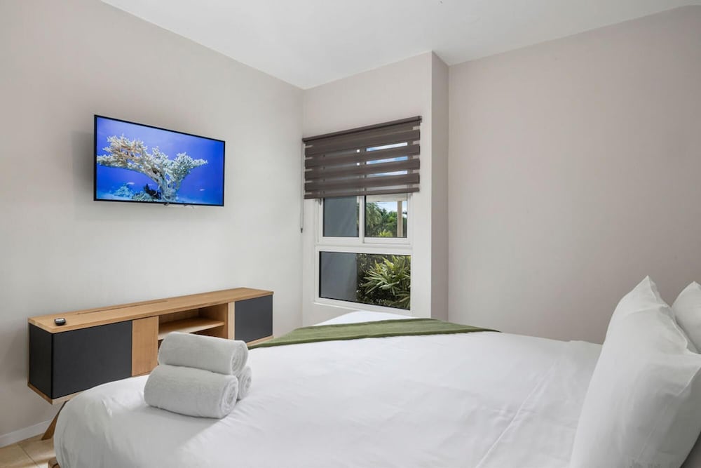 Ground Level Condo 2BR 2BA w Pool Access Gym