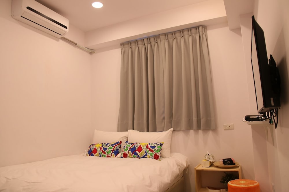 Fengjia Base14 Hostel
