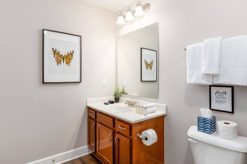 Woodland Penthouse 2BR W D Pool Gym Walkable