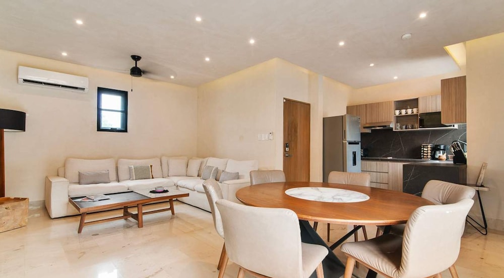 Prime 5th Ave Stay - 2BR With King Beds City Views