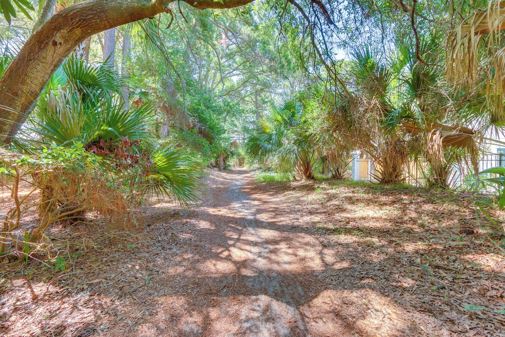 Pool Access, Walk to Beach: Hilton Head Haven!