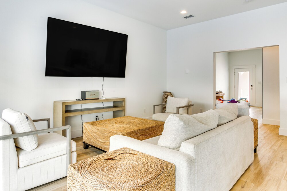1 Block to Beach: South Padre Island Paradise!