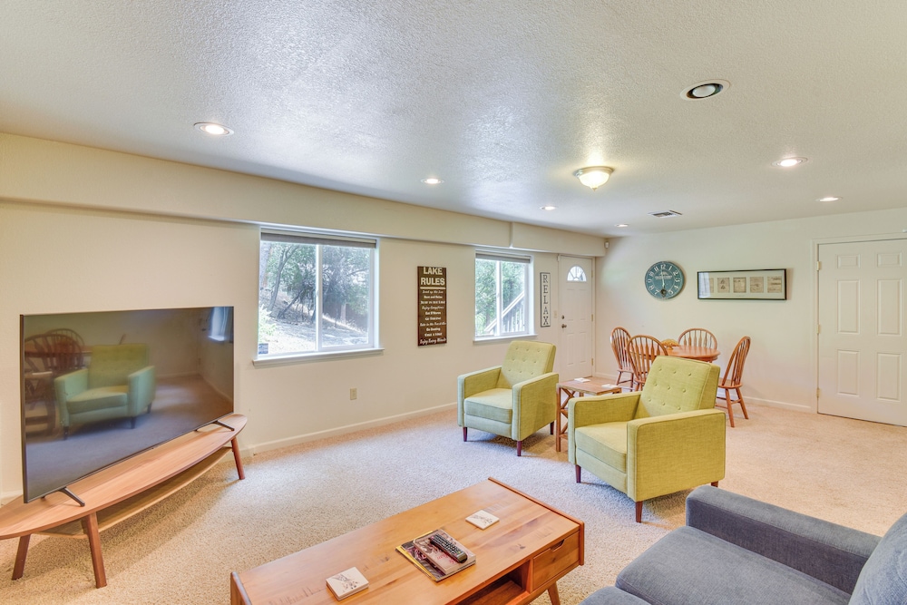 Gateway to Yosemite: Group-friendly Groveland Home